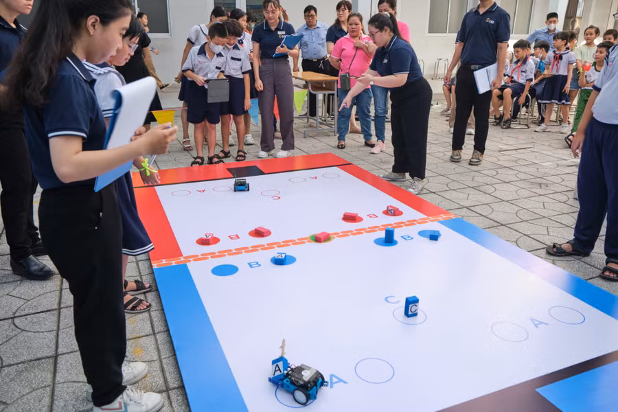 Học sinh tham gia tranh tài tại bảng Tiểu học.