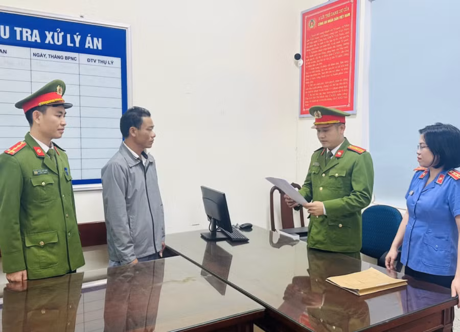 Cơ quan chức năng Hà Tĩnh tống đạt quyết định khởi tố bị vụ án, khởi tố bị can và bắt tạm giam Trần Văn Song về hành vi "Chống người thi hành công vụ". Ảnh: CAHT