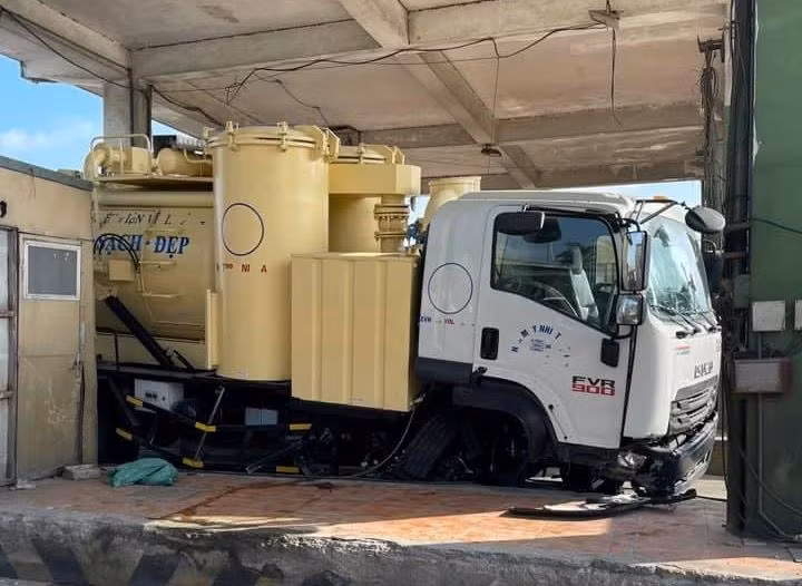 Chiếc xe đâm vào trụ trạm thu phí.