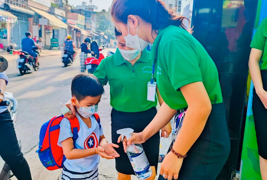 Trẻ mầm non rửa tay sát khuẩn trước khi vào lớp.
