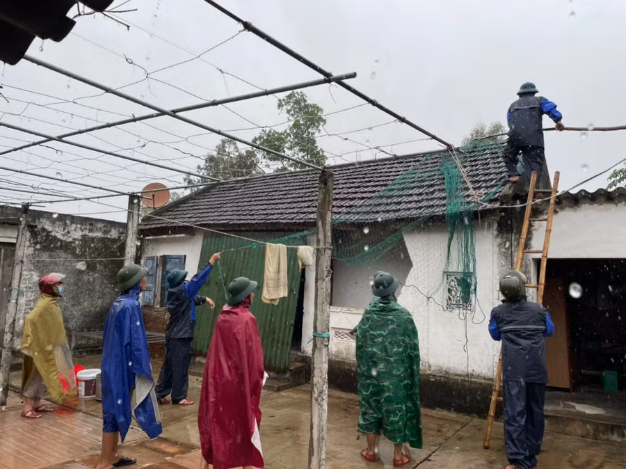 Ngoài ra, cùng các lực lượng kiểm tra toàn bộ những đoạn đê xung yếu, những điểm có nguy cơ sạt lở, ngập úng, diện tích nuôi trồng thủy sản để xử lý, giúp nhân dân chằng chéo nhà cửa ở xã Cương Gián, huyện Nghi Xuân...