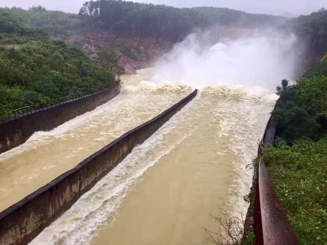Trước dự báo của Đài khí tượng thủy văn Hà Tĩnh về các đợt mưa lớn diện rộng có thể xảy ra, từ ngày 8/10 tới nay, Công ty TNHH MTV thủy lợi Nam Hà Tĩnh đã xả tràn 5 hồ chứa gồm: Hồ Bộc Nguyên, hồ Kim Sơn, hồ Sông Rác, hồ Thượng Sông Trí và hồ Tàu Voi.