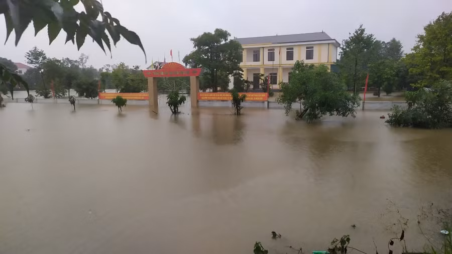 Mưa lớn trong nhiều ngày cùng với các hồ chứa đồng loạt xả tràn đã gây ngập cục bộ tại một số vùng lân cận tại huyện Cẩm Xuyên...