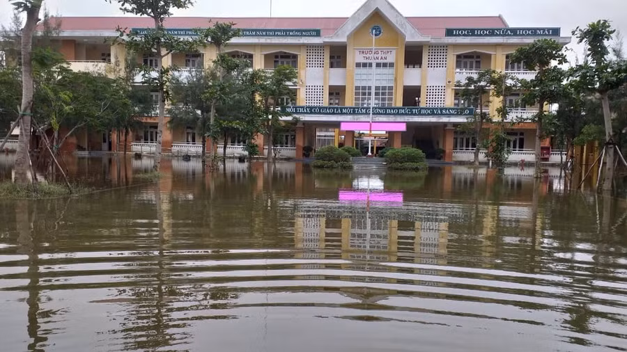 Nhiều trường học tại Thừa Thiên Huế phải cho học sinh nghỉ học