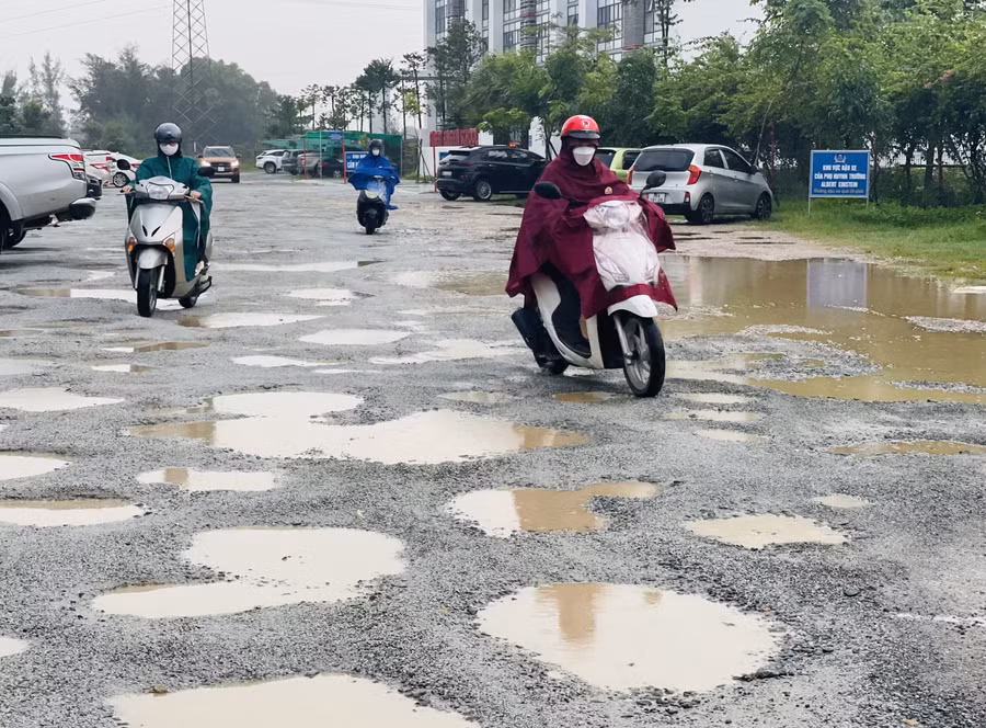 Cả tuyến đường dài chỉ hơn 500m nhưng xuất hiện vô số ổ voi, ổ trâu... bao phủ gần như toàn bộ mặt đường.