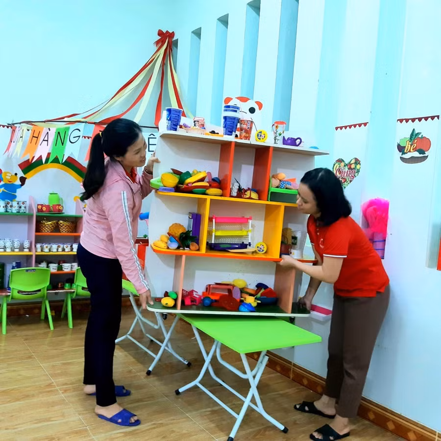 Giáo viên trường Mầm Non Thạch Tân (xã Tân Lâm Hương, huyện Thạch Hà), kê dụng cụ học tập của trẻ lên cao tránh hư hỏng do nước lũ