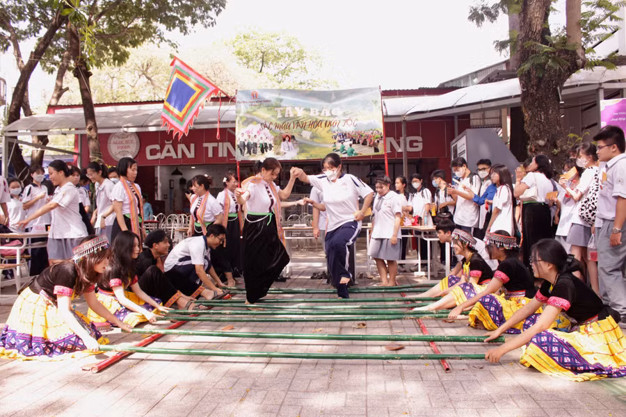 Học sinh Trường THPT Hùng Vương (quận 5) hào hứng tham gia các trò chơi.