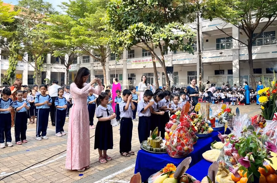 Giáo viên, học sinh Trường tiểu học Lê Văn Việt (TP Thủ Đức) dâng hương tưởng nhớ các vua Hùng.