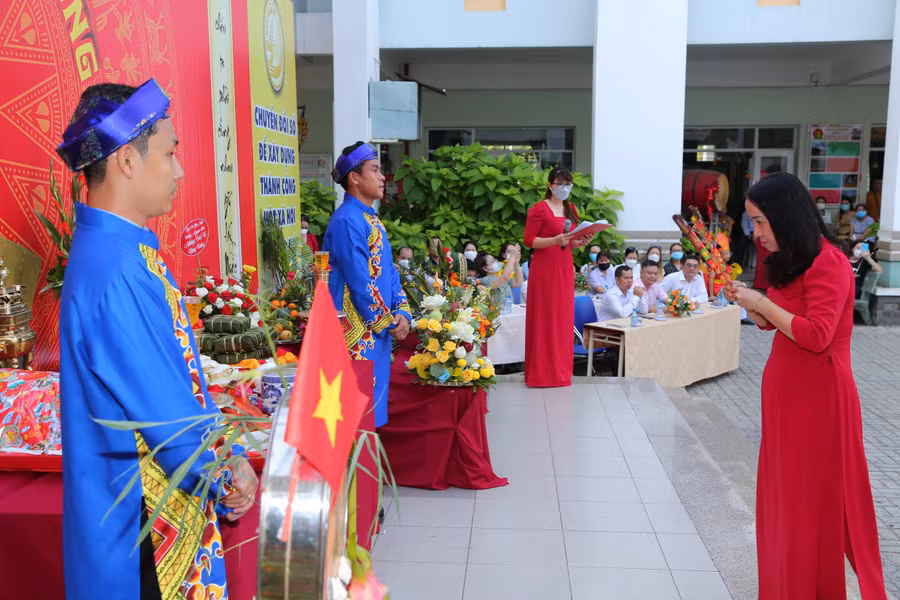 Lãnh đạo Trường tiểu học Nguyễn Hiền (TP Thủ Đức) dâng hương tưởng nhớ các vua Hùng.
