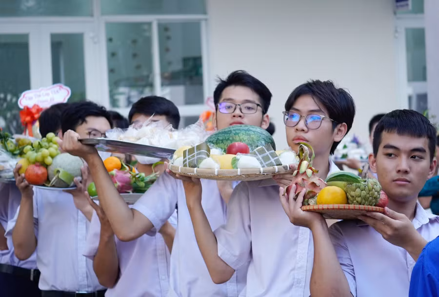 Học sinh trường THPT Phước Long (TP Thủ Đức) tự tay sắm lễ vật dâng lên các vua Hùng.