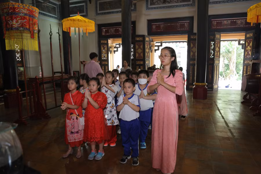 Giáo viên và học sinh Trường tiểu học Nguyễn Bỉnh Khiêm (quận 1) dâng hương tại đền Hùng (Thảo Cầm Viên, quận 1).
