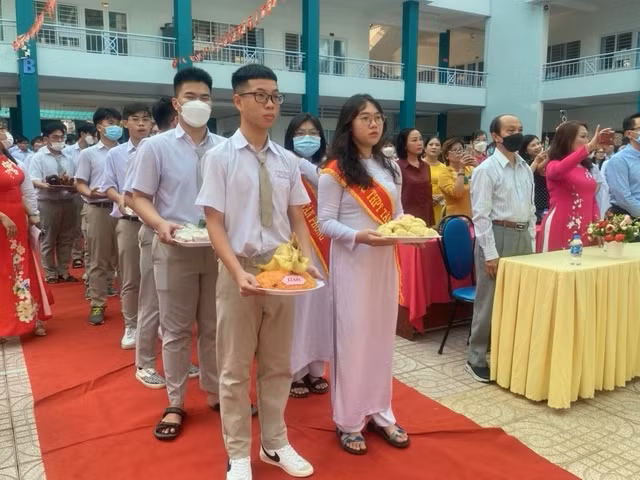 Học sinh Trường THPT Tân Phong dâng lễ vật lên bàn thờ Vua Hùng.