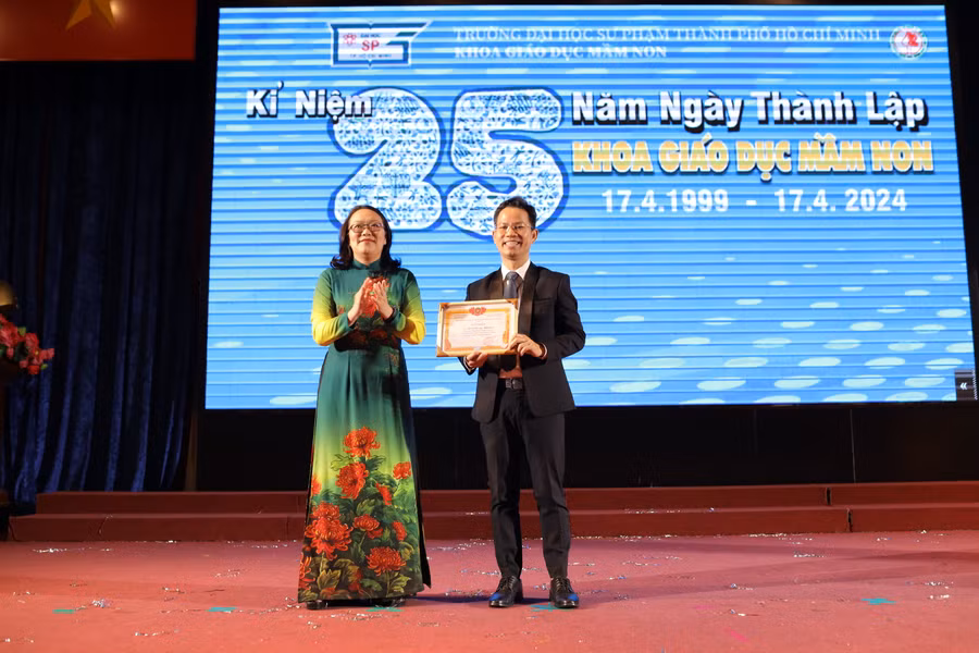 TS Nguyễn Thị Minh Hồng, Chủ tịch Hội đồng Trường Đại học Sư phạm TPHCM trao quyết định khen thưởng cho tập thể Khoa Giáo dục Mầm non.