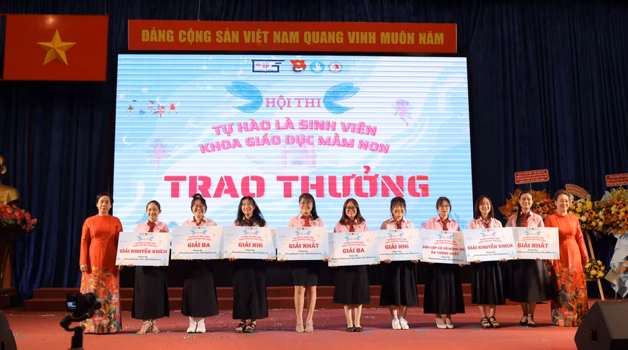 Trao giải hội thi "Tự hào là sinh viên khoa Giáo dục Mầm non".