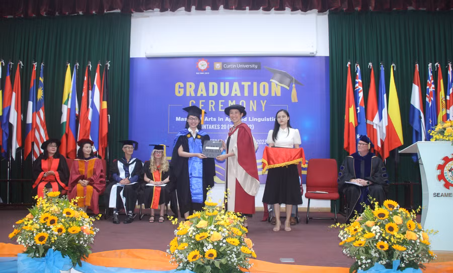 Học viên nhận bằng tốt nghiệp.