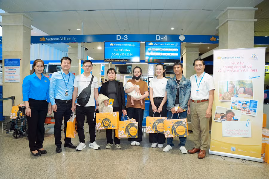 Đại diện Hãng Hàng không Quốc gia Việt Nam tặng quà người lao động trước khi về quê.