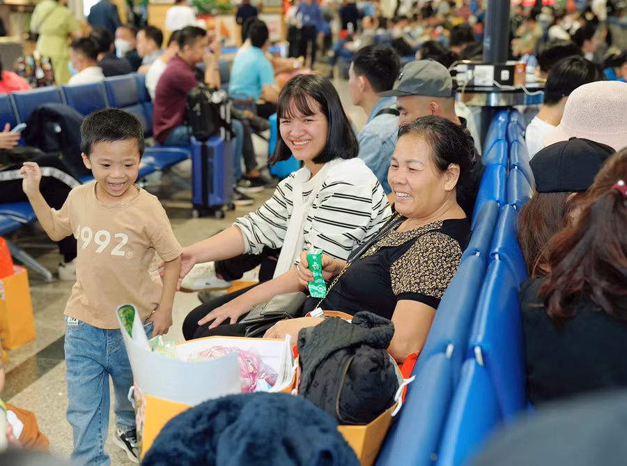 Từ khá sớm trước khi chuyến bay khởi hành, nhiều người lao động đã có mặt tại sân bay Tân Sơn Nhất để chuẩn bị cho hành trình trở về nhà.