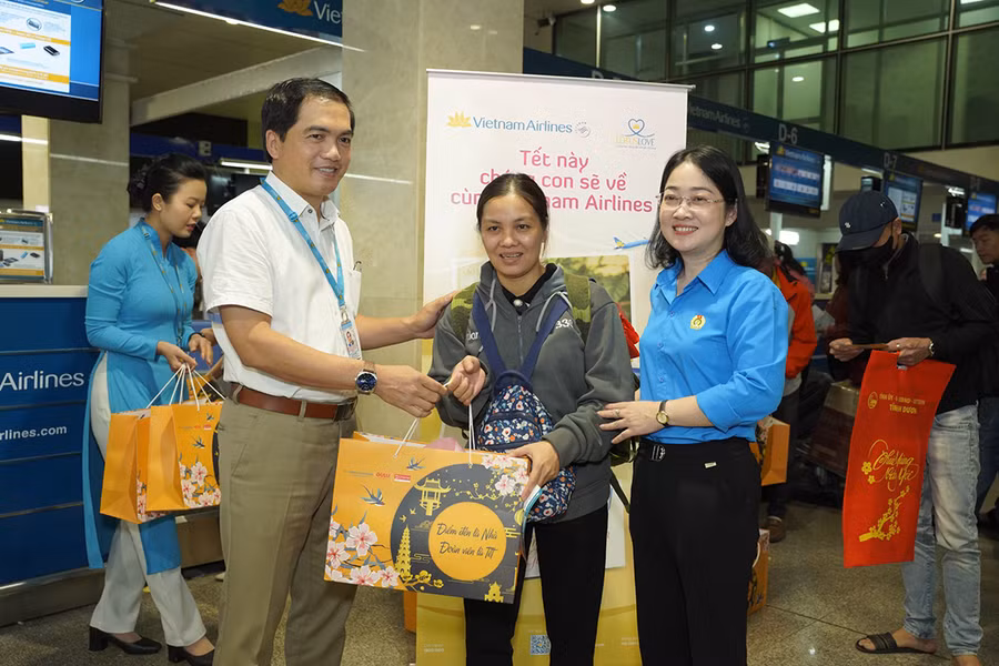 Bà Nguyễn Kim Loan, Chủ tịch Liên đoàn Lao động tỉnh Bình Dương đến động viên chia tay người lao động tại sân bay.