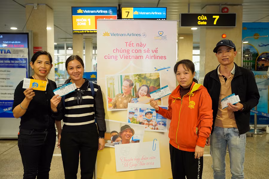 Hãng hàng không Quốc gia Việt Nam (Vietnam Airlines) vừa thực hiện chuyến bay chở người lao động từ các tỉnh phía Nam về quê đón Tết.