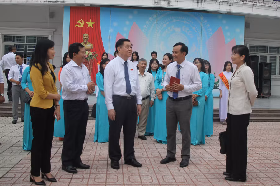 Đồng chí Nguyễn Trọng Nghĩa tham quan Trường THPT chuyên Hoàng Lê Kha.