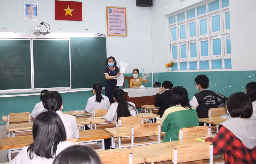 Thí sinh tại điểm thi Trường THCS Võ Trường Toản nghe cán bộ coi thi phổ biến quy chế.
