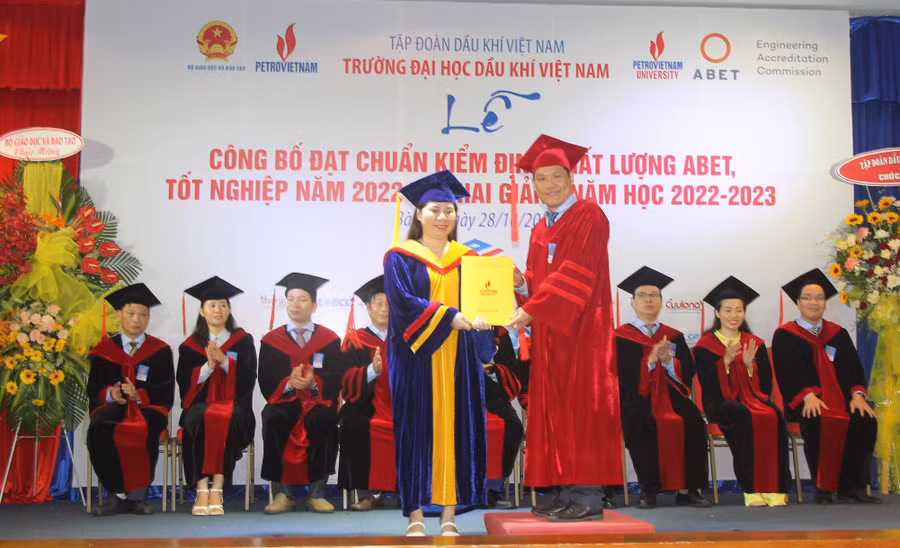 Lãnh đạo PVU trao bằng tốt nghiệp cho các tân Thạc sĩ.
