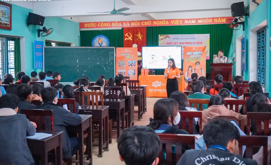 Một buổi hướng nghiệp tại Trường THCS Phú Dương, Huyện Phú Vang (Thừa Thiên Huế). Một buổi hướng nghiệp tại Trường THCS Phú Dương, Huyện Phú Vang (Thừa Thiên Huế).