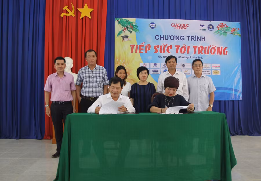 Nhà báo Dương Thanh Hương và ông Phạm Ngọc Hải ký kết biên bản thoả thuận hợp tác truyền thông.
