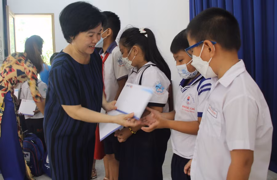 Nhà báo Nguyễn Thị Hương Giang, Phó trưởng Cơ quan Thường trú Báo GD&amp;TĐ tặng học bổng cho học sinh nghèo.