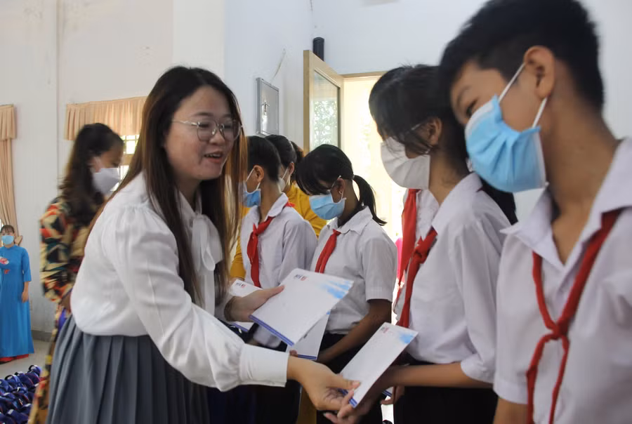 Bà Lê Thị Minh Trí, đại diện Công ty TNHH Bảo mật Nam Trường Sơn tặng học bổng cho học sinh nghèo.