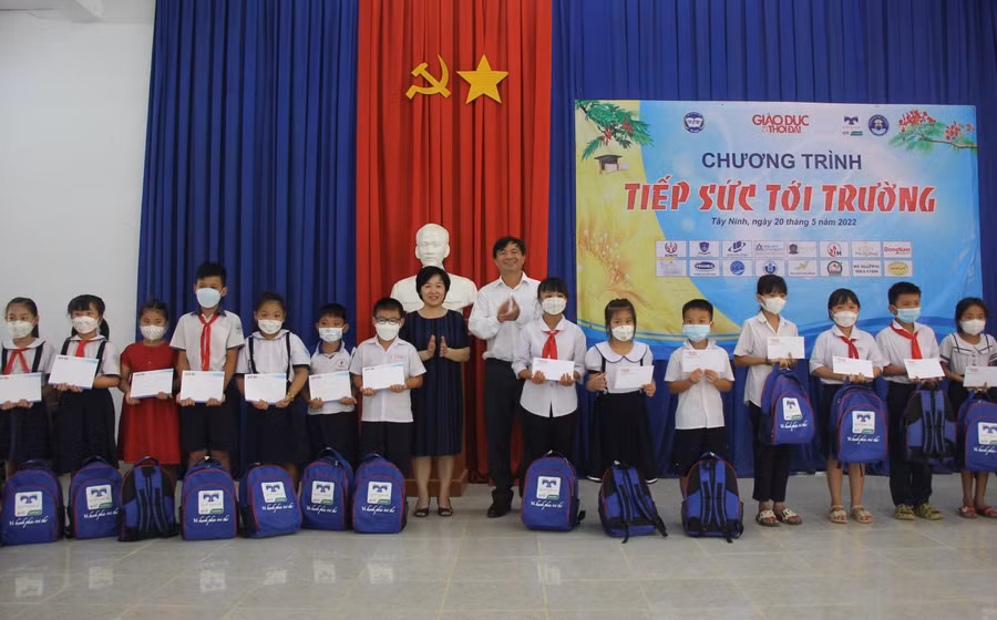 Báo Giáo dục và Thời đại tiếp sức đến trường ở vùng sâu biên giới ảnh 8