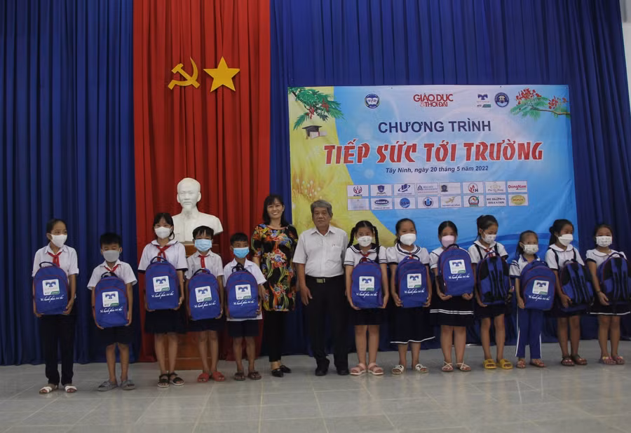 Báo Giáo dục và Thời đại tiếp sức đến trường ở vùng sâu biên giới ảnh 12