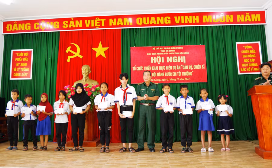 22 em học sinh DTTS được nhận học bổng đợt này. 22 em học sinh DTTS được nhận học bổng đợt này.