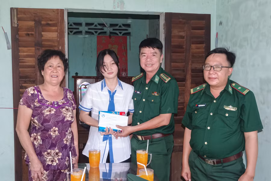 Lãnh đạo Bộ Chỉ huy bộ đội Biên phòng Sóc Trăng trao học bổng cho học sinh nghèo.