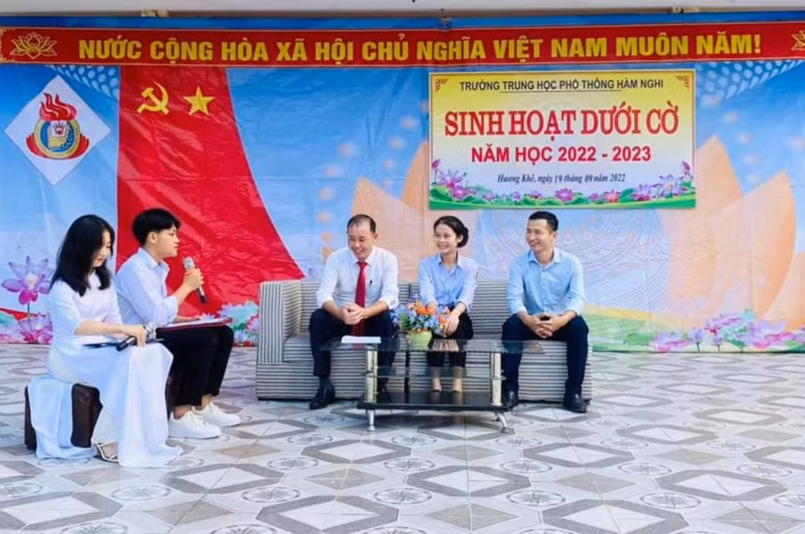 Một tiết Hoạt động trải nghiệm, hướng nghiệp bằng hình thức sinh hoạt dưới cờ với chủ đề "Giao lưu với các tấm gương tích cực tham gia hoạt động xã hội" tại Trường THPT Hàm Nghi.