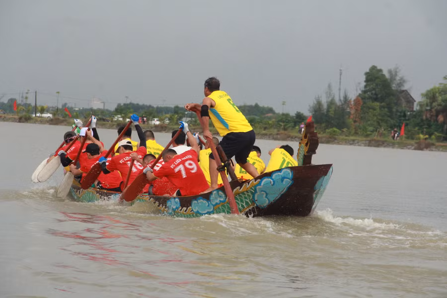 Sau lễ buông phao, bắn phát súng báo hiệu xuất phát, các đội tranh tài bắt đầu bứt tốc quyết liệt. Sau lễ buông phao, bắn phát súng báo hiệu xuất phát, các đội tranh tài bắt đầu bứt tốc quyết liệt.