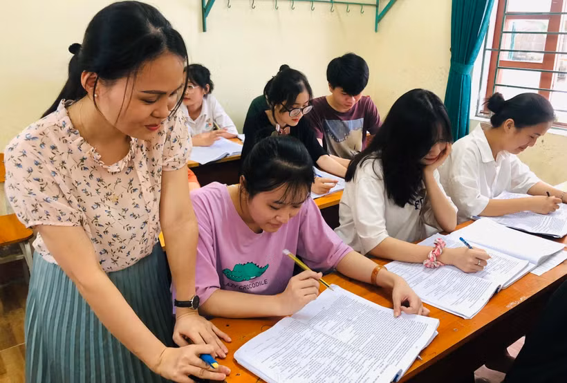Cô trò trường THPT Nguyễn Đình Liễn hoàn thành chương trình ôn tập, củng cố kiến thức trước kỳ thi quan trọng.