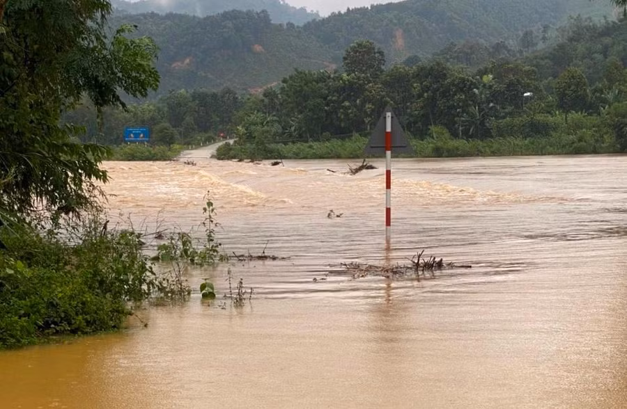 Mưa lớn làm ngập lụt cục bộ tại nhiều tuyến đường trên địa bàn huyện Hương Khê.