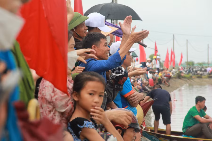 Phía trên bờ, hàng ngàn khán giả không ngừng hò reo, cổ vũ cho các đội tuyển tham dự. Phía trên bờ, hàng ngàn khán giả không ngừng hò reo, cổ vũ cho các đội tuyển tham dự.