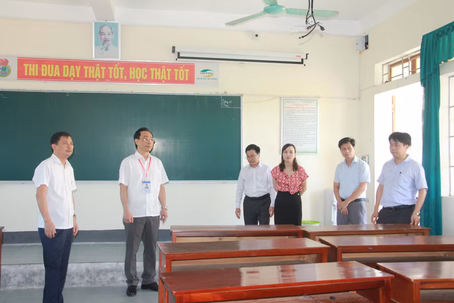 Thứ trưởng Bộ GD&DDT Hoàng Minh Sơn kiểm tra công tác chuẩn bị kỳ thi tốt nghiệp THPT tại trường THPT Chuyên Hà Tĩnh.