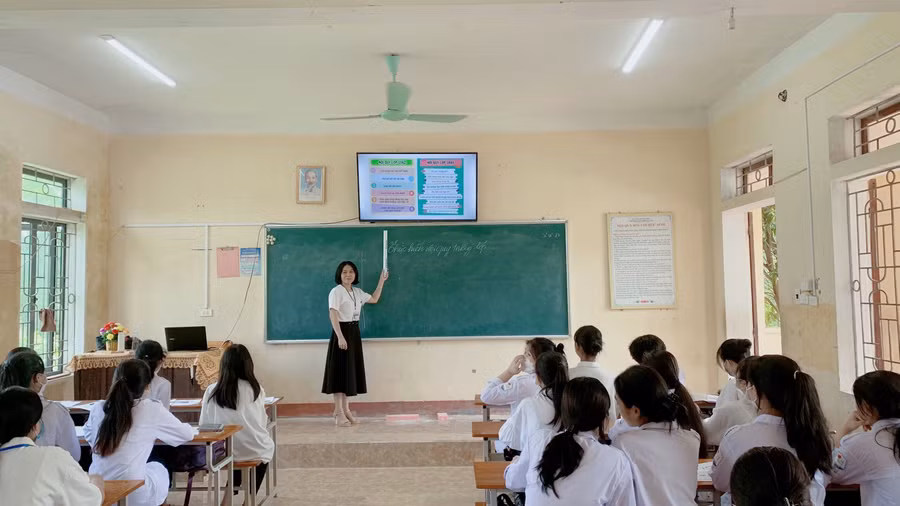 Tiết học Hoạt động trải nghiệm, hướng nghiệp theo chủ đề tại lớp của cô giáo Trần Thị Sen, GV Trường THPT Hồng Lĩnh.