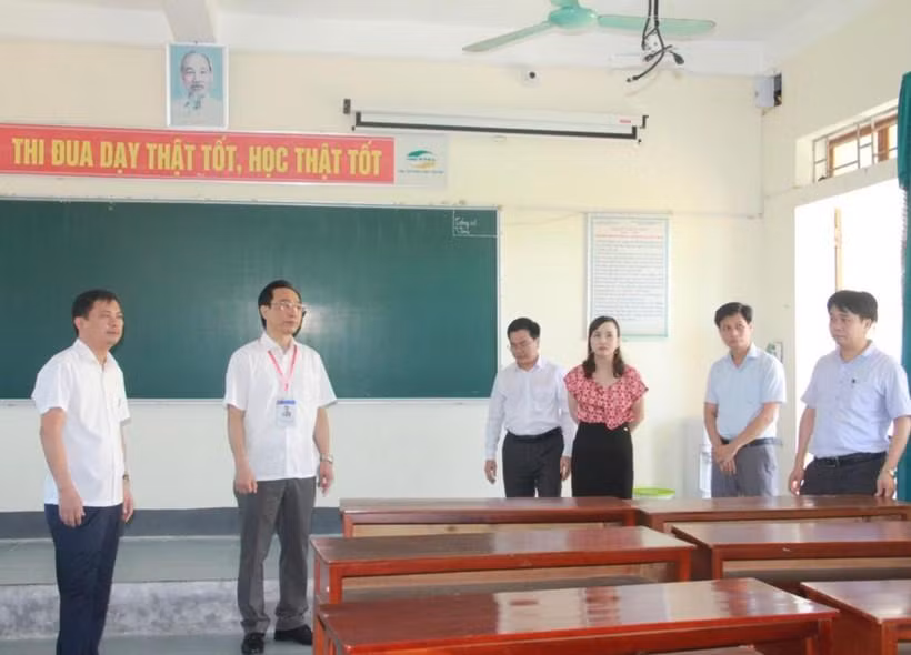 Thứ trưởng Bộ GD&amp;ĐT Hoàng Minh Sơn kiểm tra công tác chấm thi tại Hà Tĩnh.