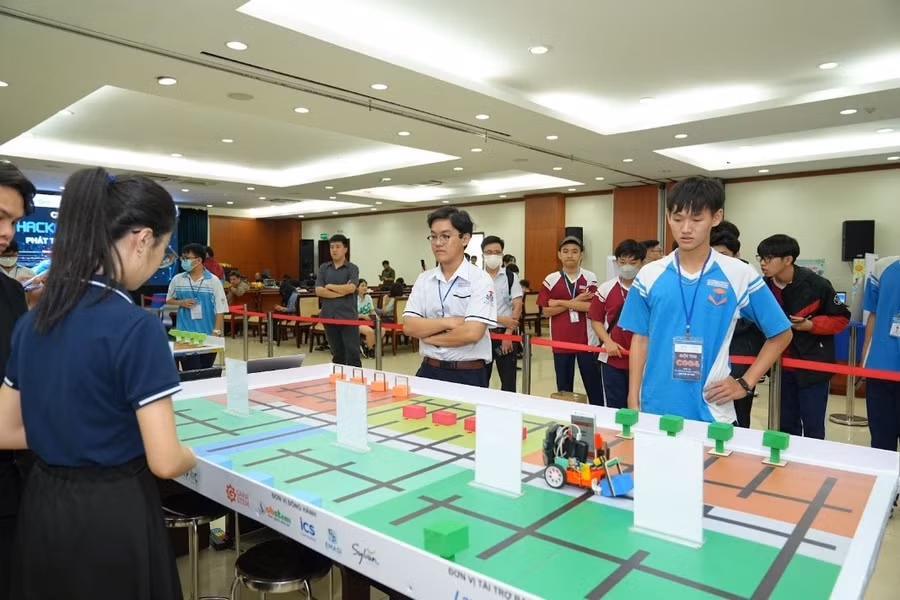 Học sinh THCS và THPT thi lập trình robot có tích hợp camera và ứng dụng AI. Học sinh THCS và THPT thi lập trình robot có tích hợp camera và ứng dụng AI.