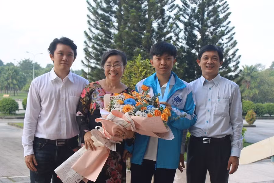 Bố mẹ và anh trai vui mừng và xúc động khi Sơn đạt giải Bạc Olympic Toán quốc tế.