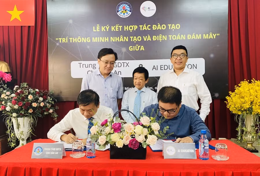 Lãnh đạo TTGDTX Chu Văn An và AI Education ký kết hợp tác đào tạo.