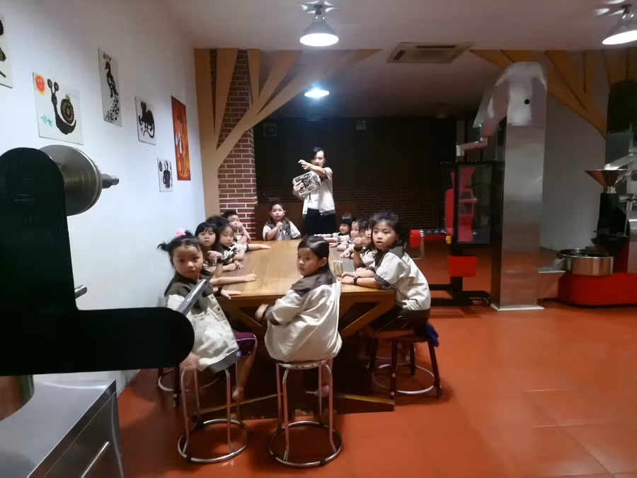 Cho học sinh tiểu học đến các nhà xưởng để được nghe giải thích công việc là cách hướng nghiệp của Trường TH-THCS-THPT song ngữ quốc tế Canada (quận 7) thường thực hiện.