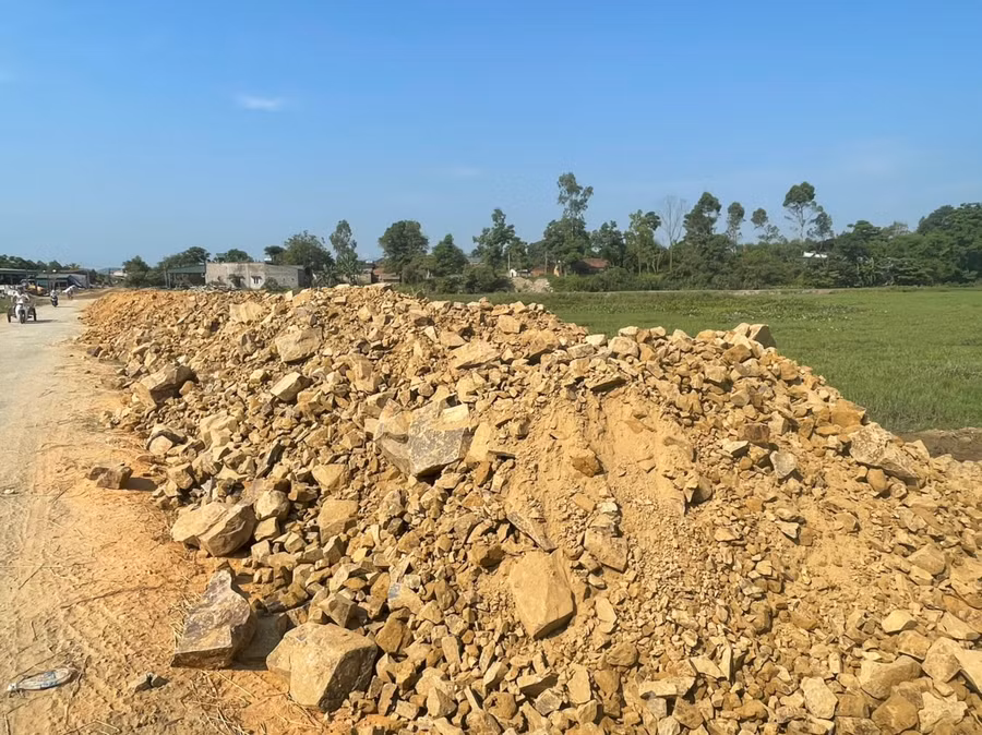 Dự án nâng cấp đường huyện lộ ĐH 136 (đoạn từ ĐT1 đến kênh N1 sông Rác) thuộc xã Kỳ Bắc, huyện Kỳ Anh (Hà Tĩnh) đang được nhà thầu dùng đá hộc để đắp nền đường