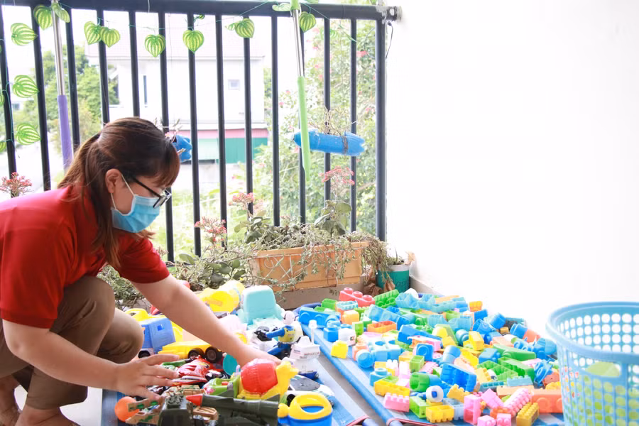 Giáo viên trường Hội nhập quốc tế iSchool Hà Tĩnh vệ sinh đồ chơi cho học sinh
