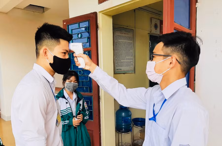 Hà Tĩnh: Nhiều trường khẩn cấp đóng cửa sau khi phát hiện 2 ca tái nhiễm COVID-19