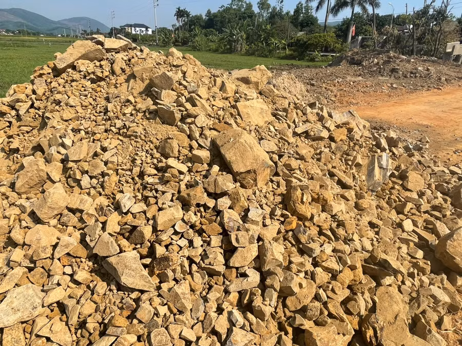 Hà Tĩnh: Khan hiếm vật liệu, nhà thầu dùng đá tảng đắp nền đường?